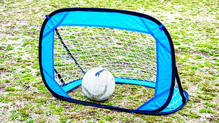 折りたたみ式のミニサッカーゴールで運動不足を解消