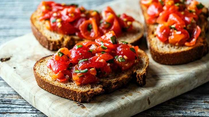トマトのブルスケッタ～ニンニクをすりこんで焼いたカリカリのパン