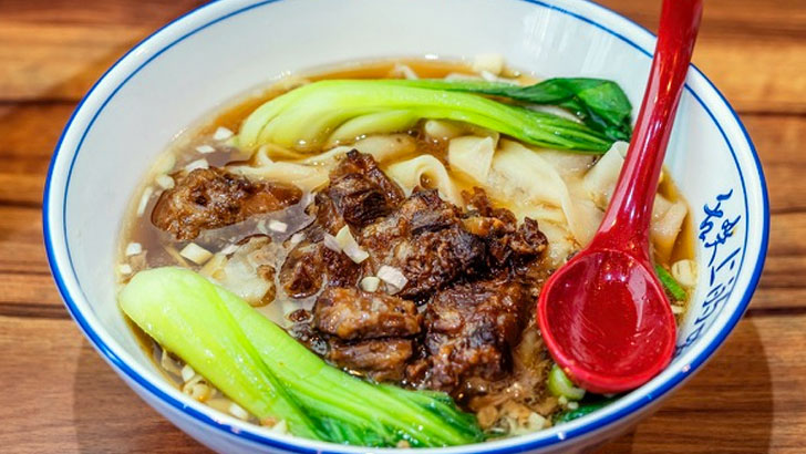 びゃんびゃん麺のスープ仕立て「軟骨麺」